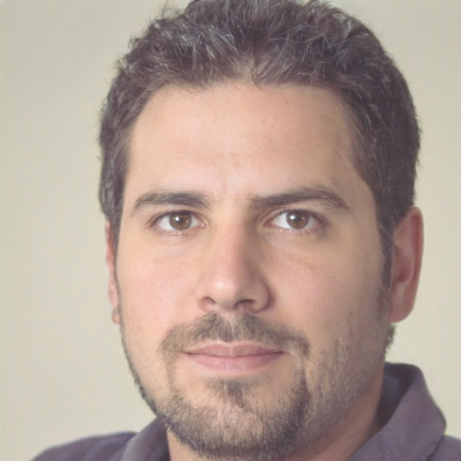 Expert în strategii de afaceri analizând modele financiare